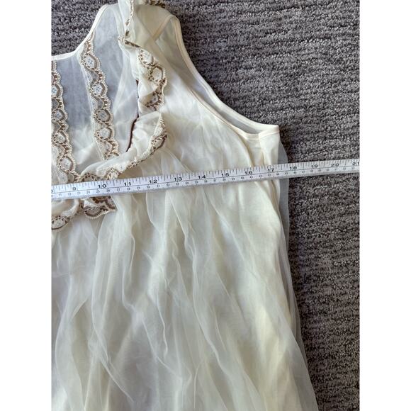 Vintage Nylon Nightgown with lace.  Size small - Picture 5 of 5